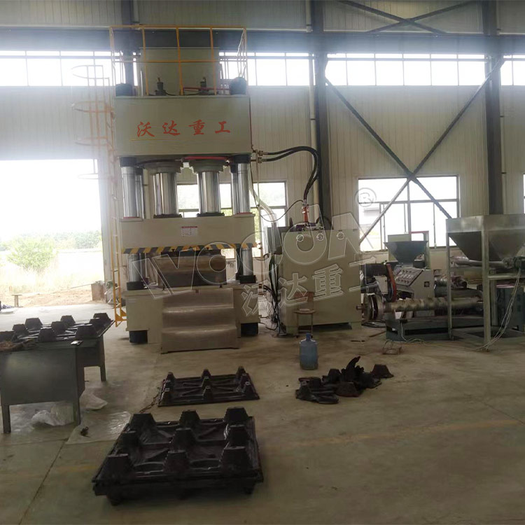 800噸四柱液壓機(jī)模壓塑料托盤客戶現(xiàn)場.jpg